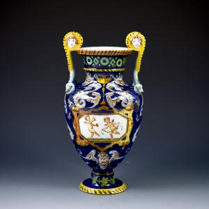Ânfora com duas asas decorada com grotescos em fundo azul e amorini dentro de uma reserva - Manufatura Ginori, segunda metade do século XIX.